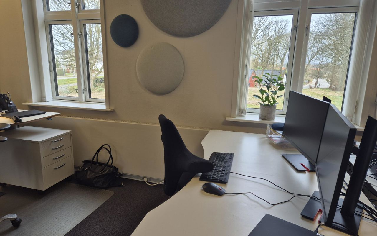 Skrivebord ud til haven